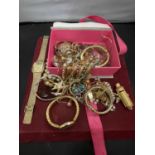 A BOX OF ASSORTED COSTUME JEWELLERY TO INCLUDE NECKLACES, WATCHES, BRACELETS ETC