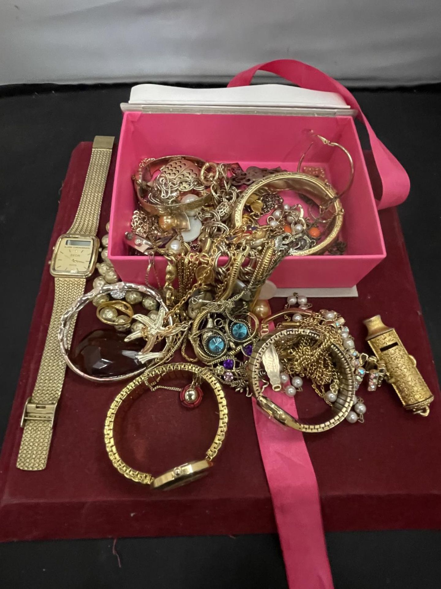 A BOX OF ASSORTED COSTUME JEWELLERY TO INCLUDE NECKLACES, WATCHES, BRACELETS ETC