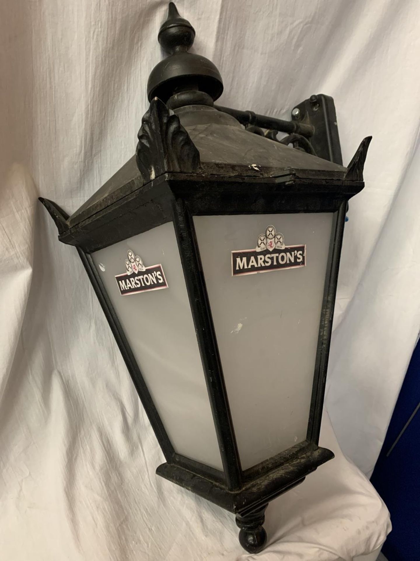 A CAST METAL VINTAGE EXTERIOR PUB LIGHT H: APPROXIMATELY 80CM - Image 3 of 5