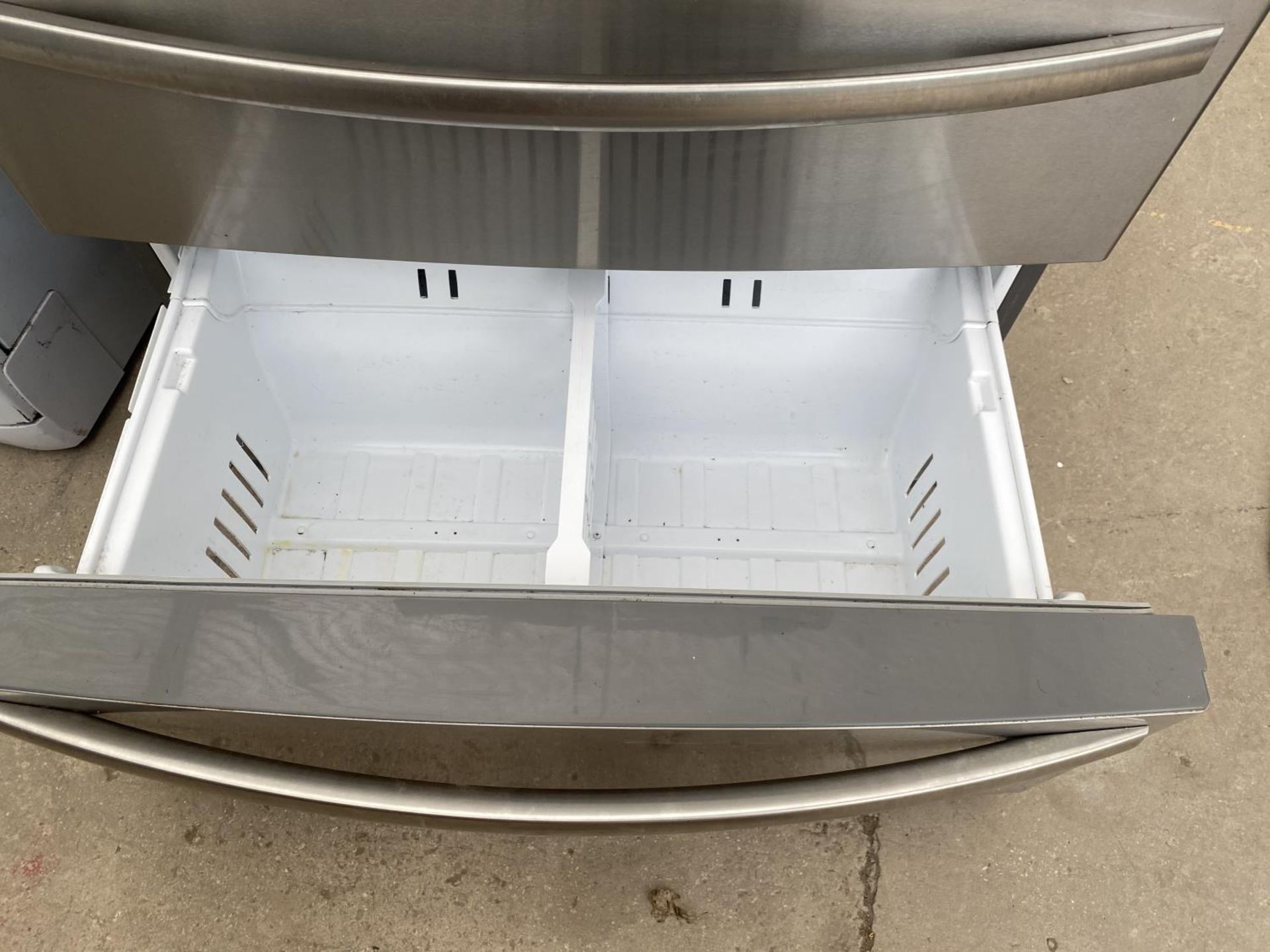 A SILVER BAUMATIC FRIDGE FREEZER WITH THE FREEZER COMPARTMENT BEING DRAWERS BELIEVED IN WORKING - Image 5 of 5