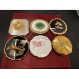 A COLLECTION OF POWDER COMPACTS TO INCLUDE STRATTON, WADSWORTH USA AND OTHERS