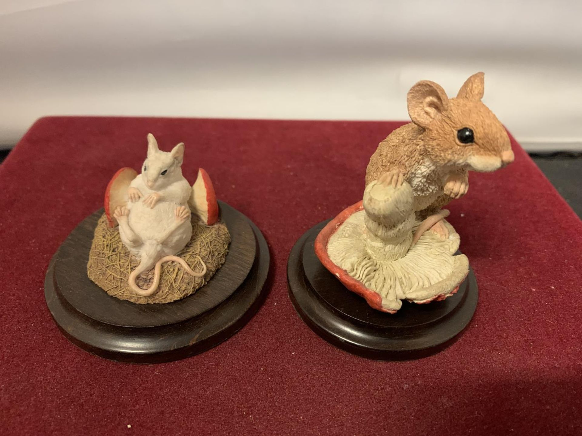 FOUR COUNTRY ARTISTS MOUSE WITH TOADSTOOLS FIGURINES ON WOODEN PLINTHS - Image 4 of 4
