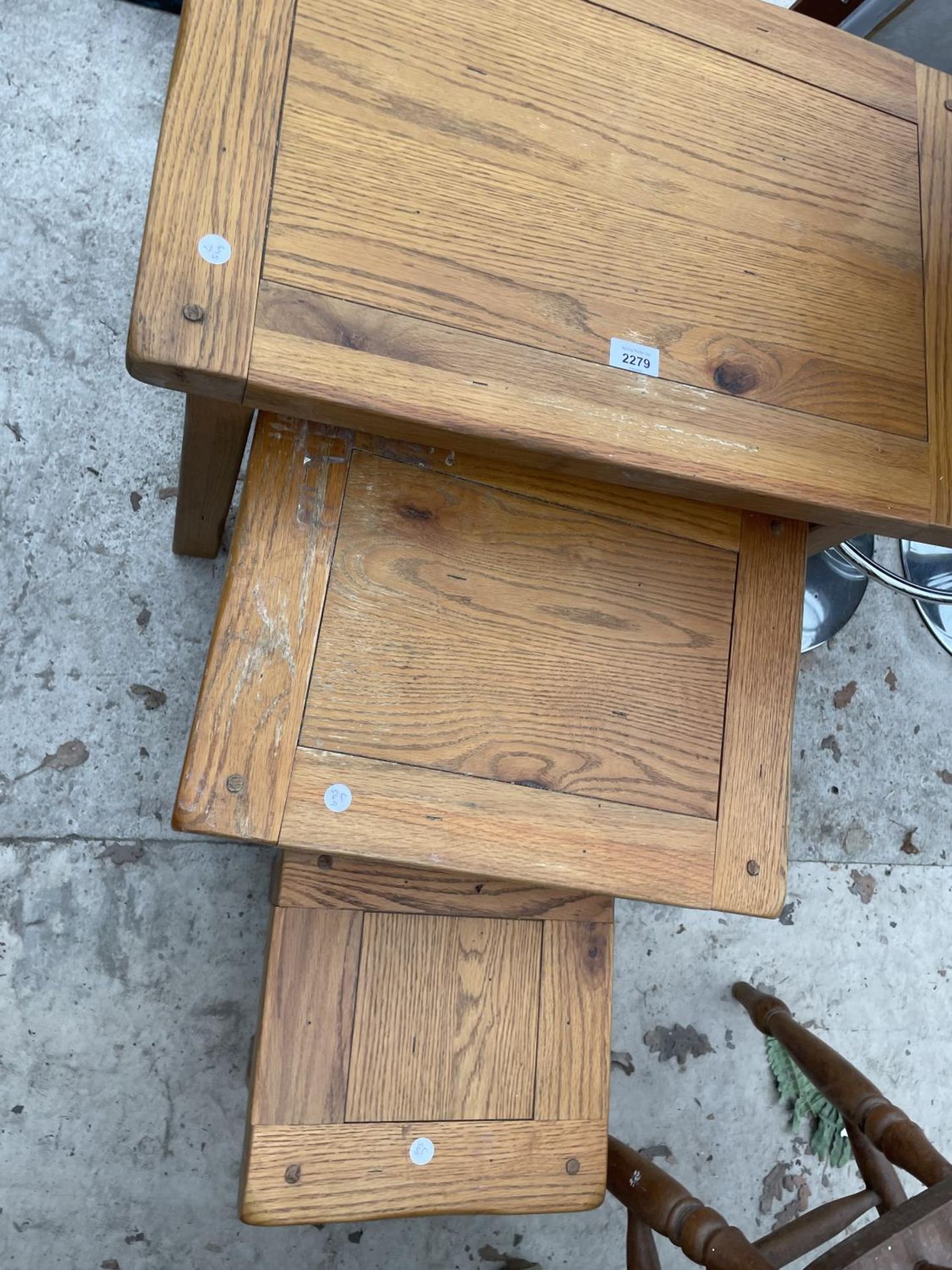 A MODERN OAK NEST OF THREE TABLES - Image 2 of 3