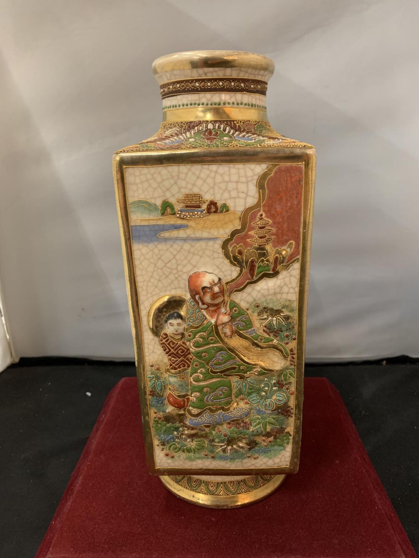 A DECORATIVE ORIENTAL VASE WITH GOLD DETAIL AND ORIENTAL MARK ON THE BASE H: 32 CM