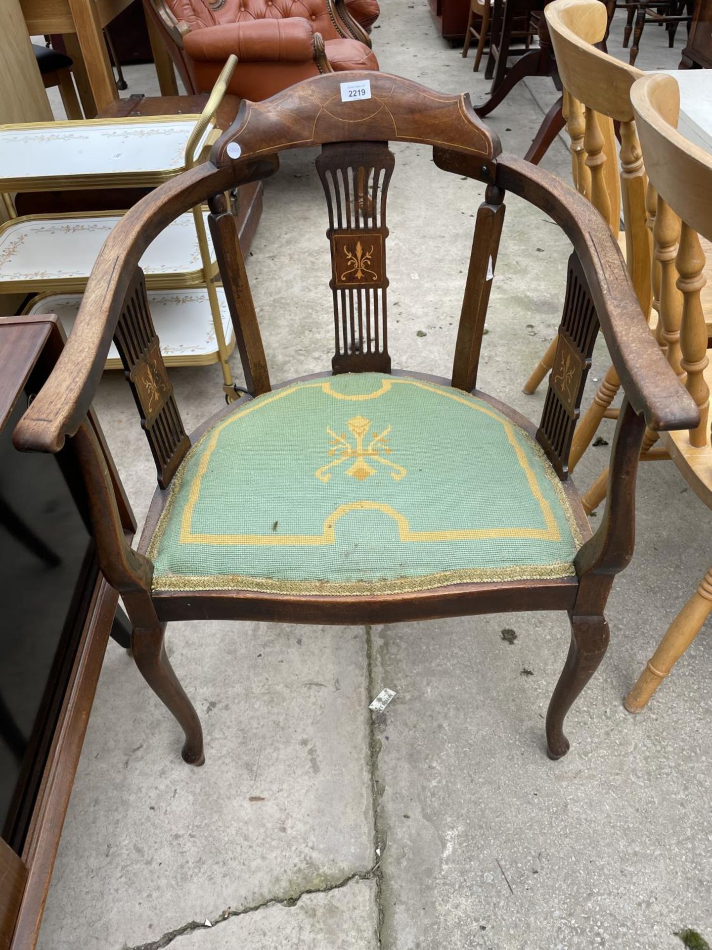 AN EDWARDIAN MAHOGANY AND INLAID TUB CHAIR