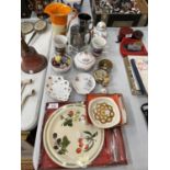 A COLLECTION OF ASSORTED CERAMICS TO INCLUDE ROYAL WORCESTER PALISSY CAKE PLATE AND SERVER