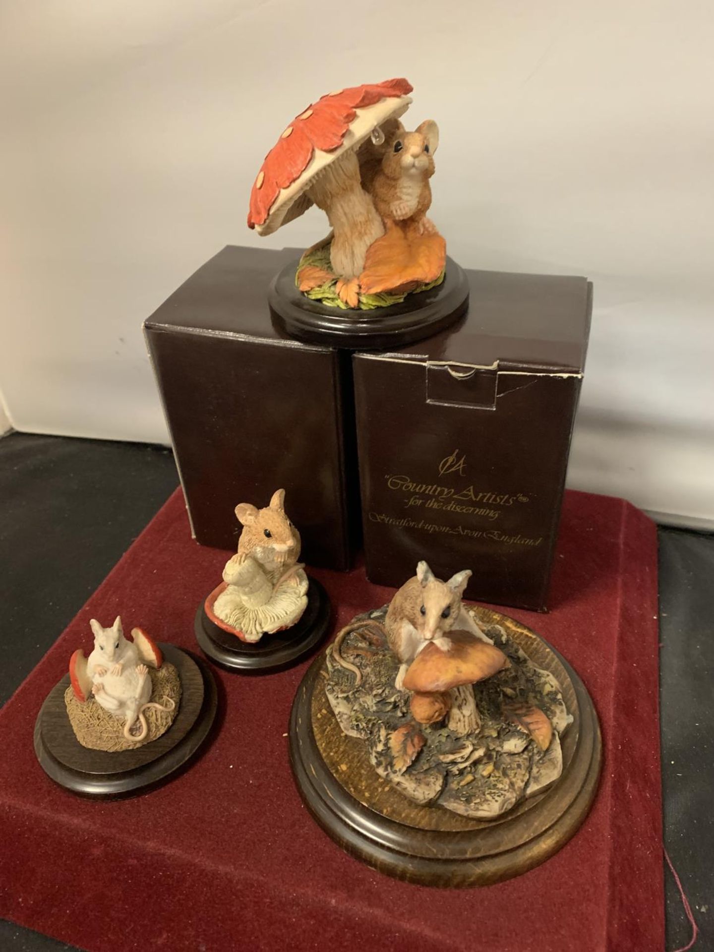 FOUR COUNTRY ARTISTS MOUSE WITH TOADSTOOLS FIGURINES ON WOODEN PLINTHS