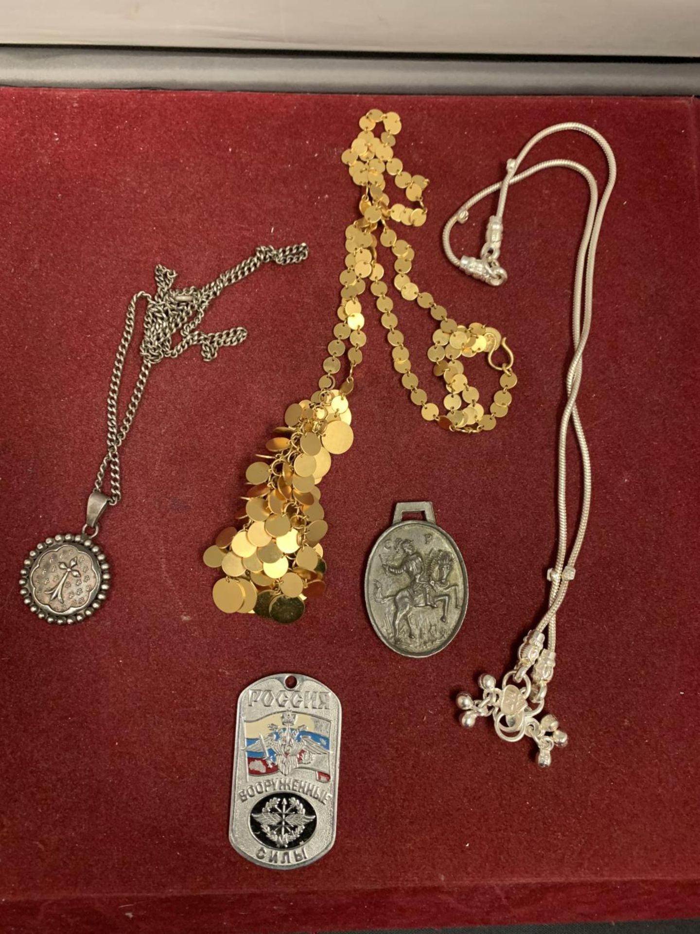 VARIOUS ITEMS OF SILVER AND WHITE METAL TO INCLUDE NECKLACES, FOBS ETC