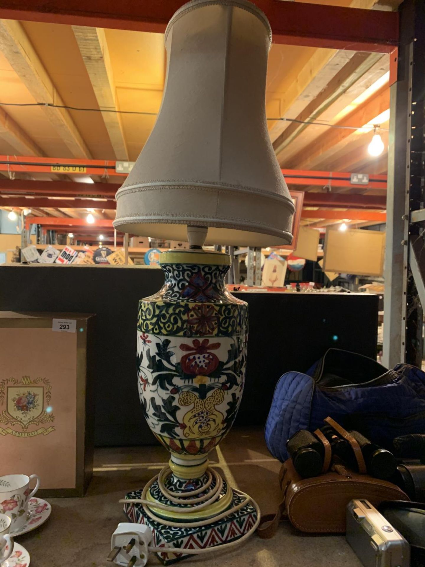 A LARGE SPANISH CERAMIC HAND PAINTED TABLE LAMP A/F - H:42CM (TO TOP OF BASE)