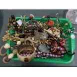 A COLLECTION OF COSTUME JEWELLERY TO INCLUDE NECKLACES, BRACELETS/BANGLES ETC