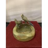AN ONYX DISH WITH A PAIR OF COLD PAINTED BRONZE PARAKEET FIGURES D:11CM H: 9.5CM