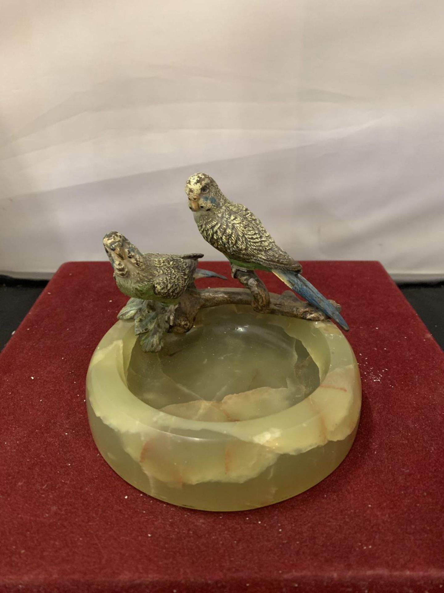 AN ONYX DISH WITH A PAIR OF COLD PAINTED BRONZE PARAKEET FIGURES D:11CM H: 9.5CM