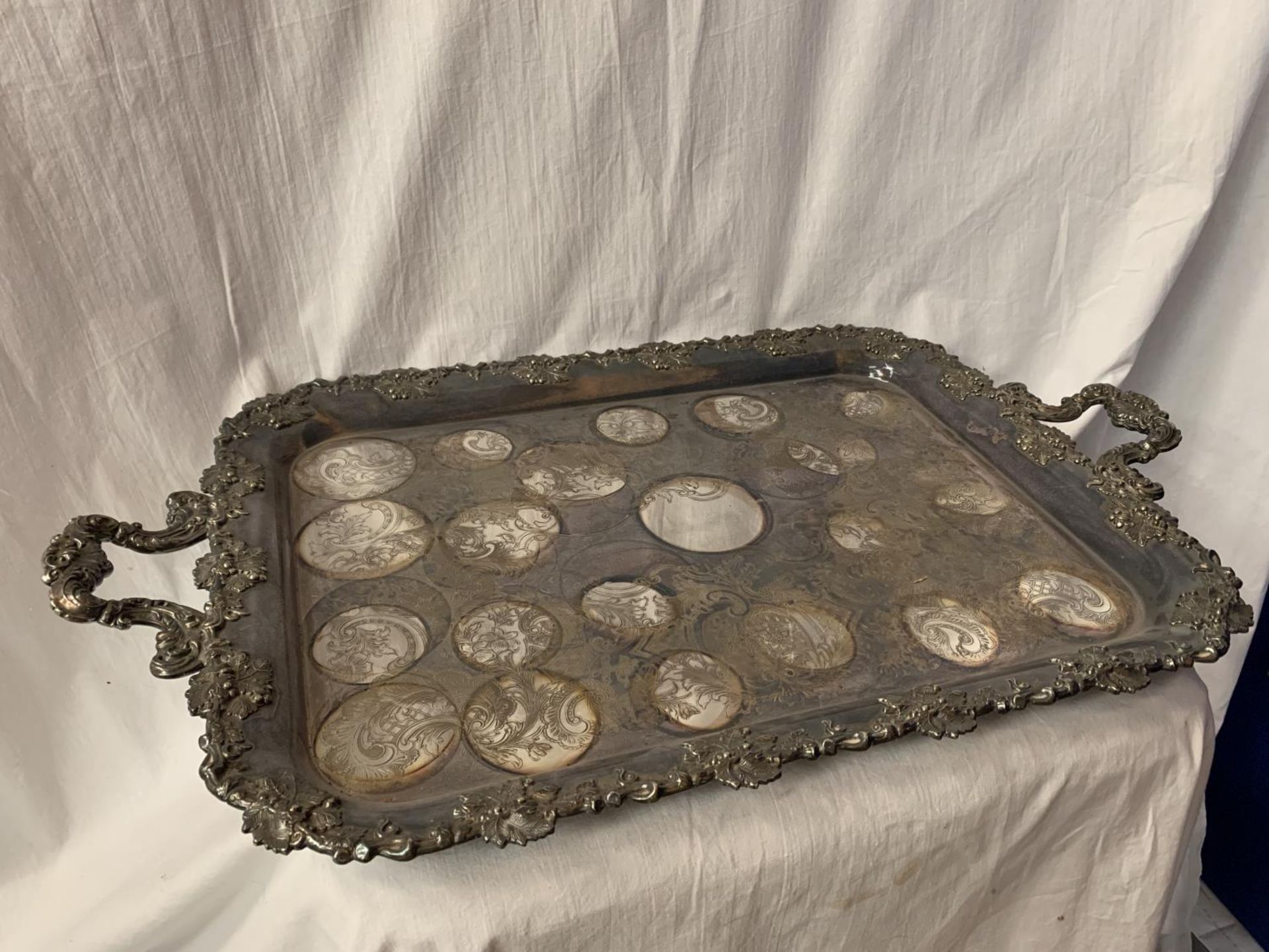 A LARGE ORNATE TWIN HANDLED SILVER PLATED DRINKS TRAY 45CM X 69CM - Image 4 of 5