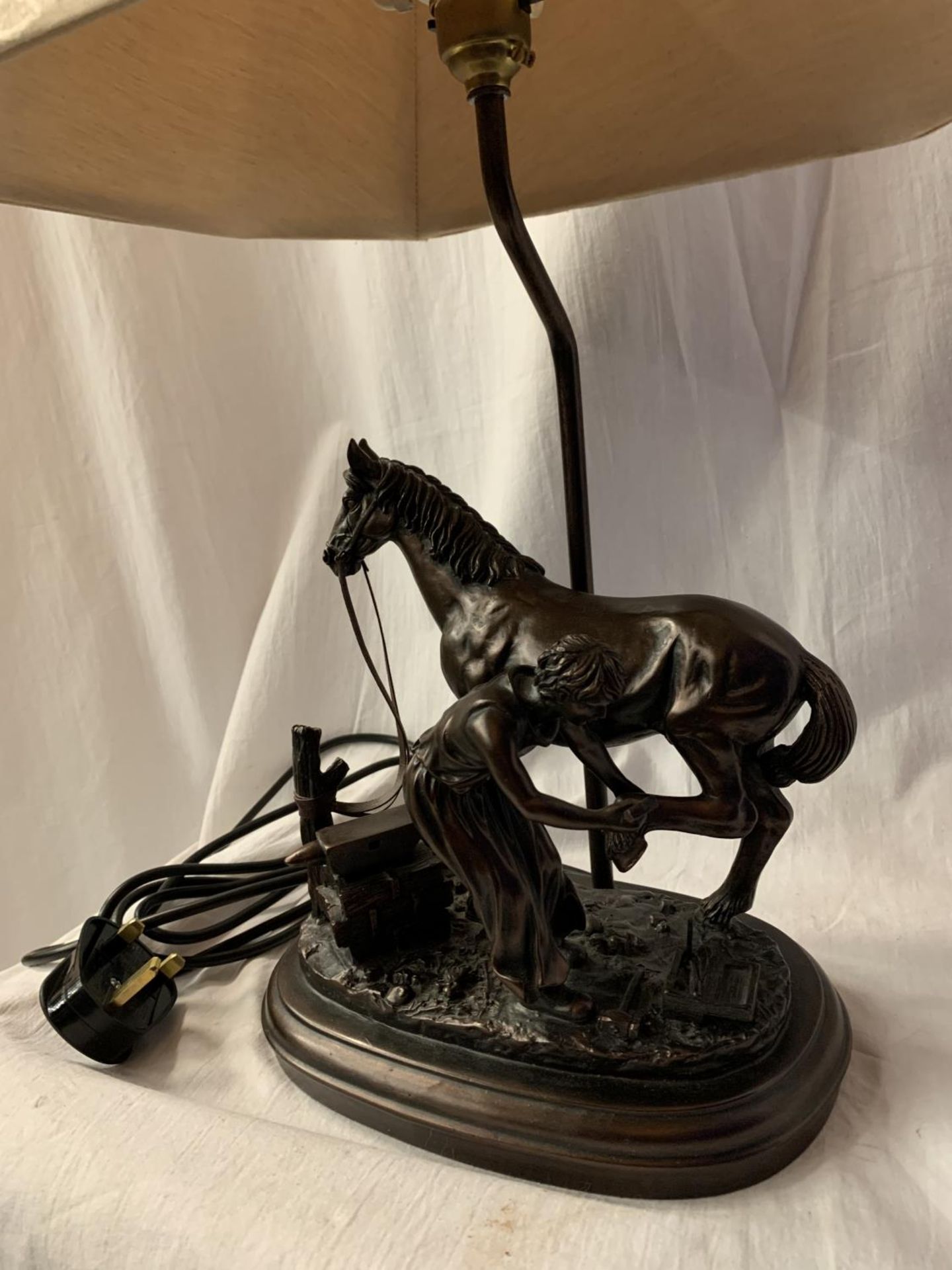 A HIGHLY DECORATIVE TABLE LAMP IN THE FORM OF A HORSE AND BLACKSMITH AT WORK H: TO BULB BASE 38CM - Image 2 of 5