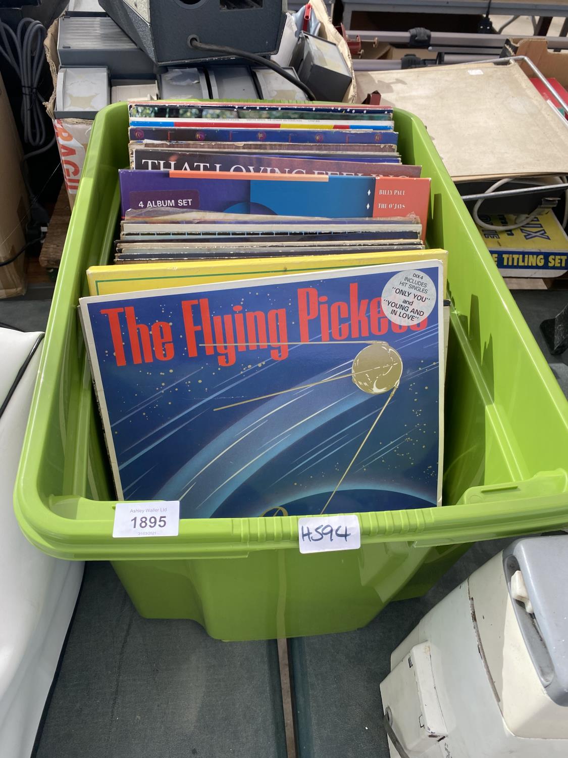 A LARGE COLLECTION OF VINTAGE LP RECORDS