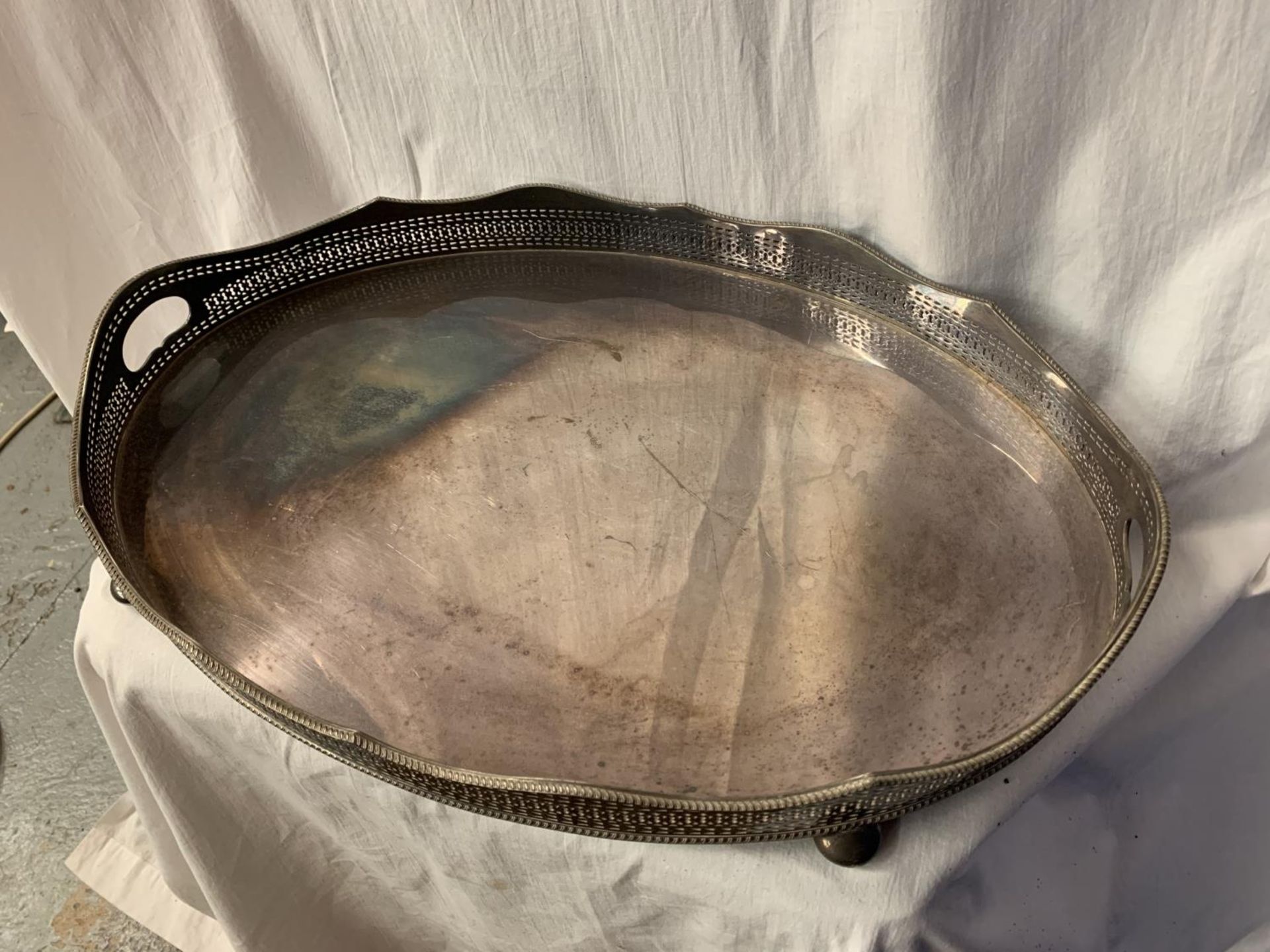 A LARGE SILVER PLATED TWIN HANDLED BUTLER'S TRAY L: 56CM - Image 2 of 5