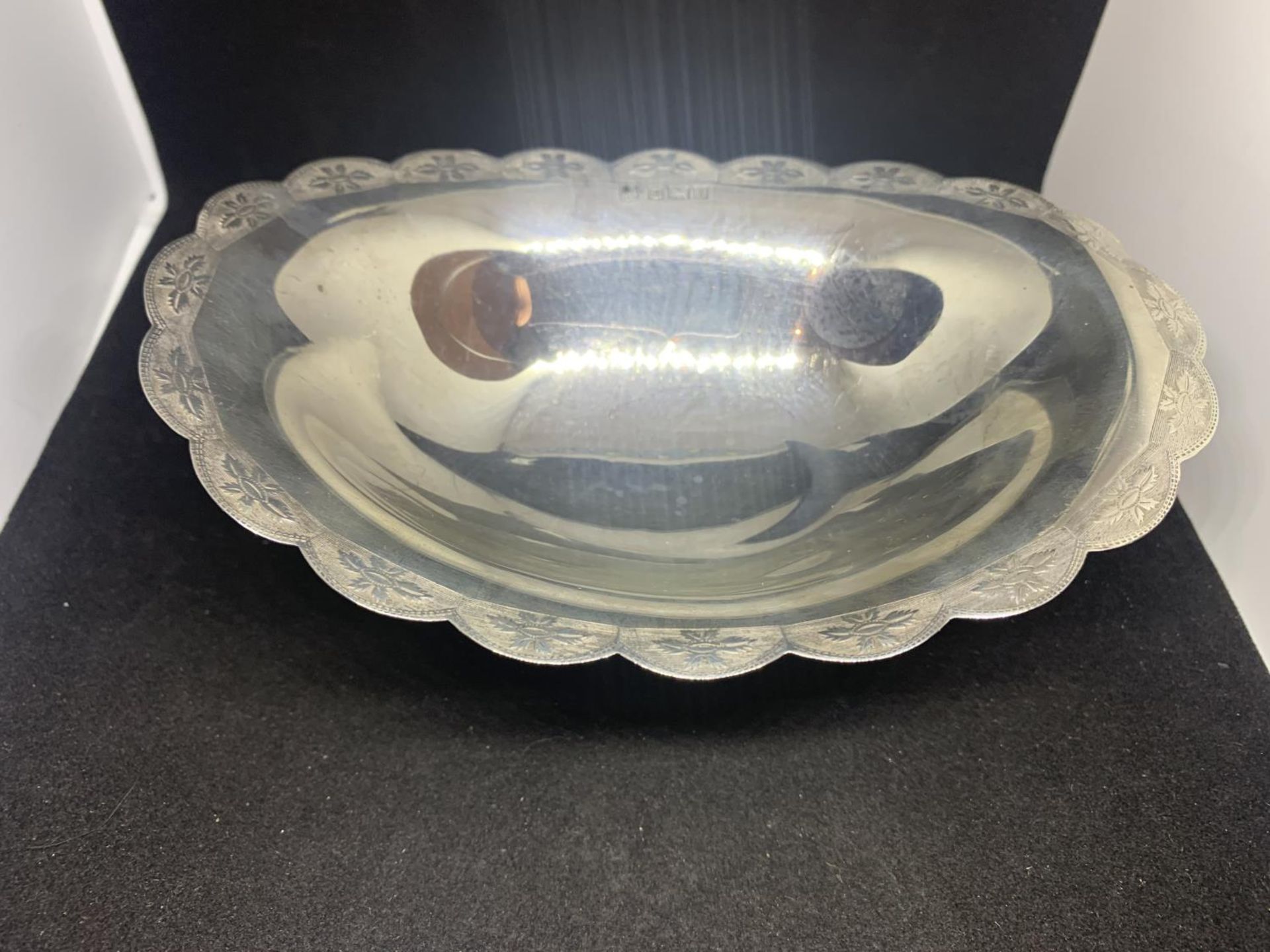 A HALLMARKED BIRMINGHAM 1973 SILVER FOOTED BOWL - 139 GRAMS, HEIGHT 6 CM, WIDTH 16 CM - Image 2 of 4