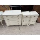 A WHITE/GILT FOUR DRAWER CHEST AND TWO SIMILAR BEDSIDE LOCKERS