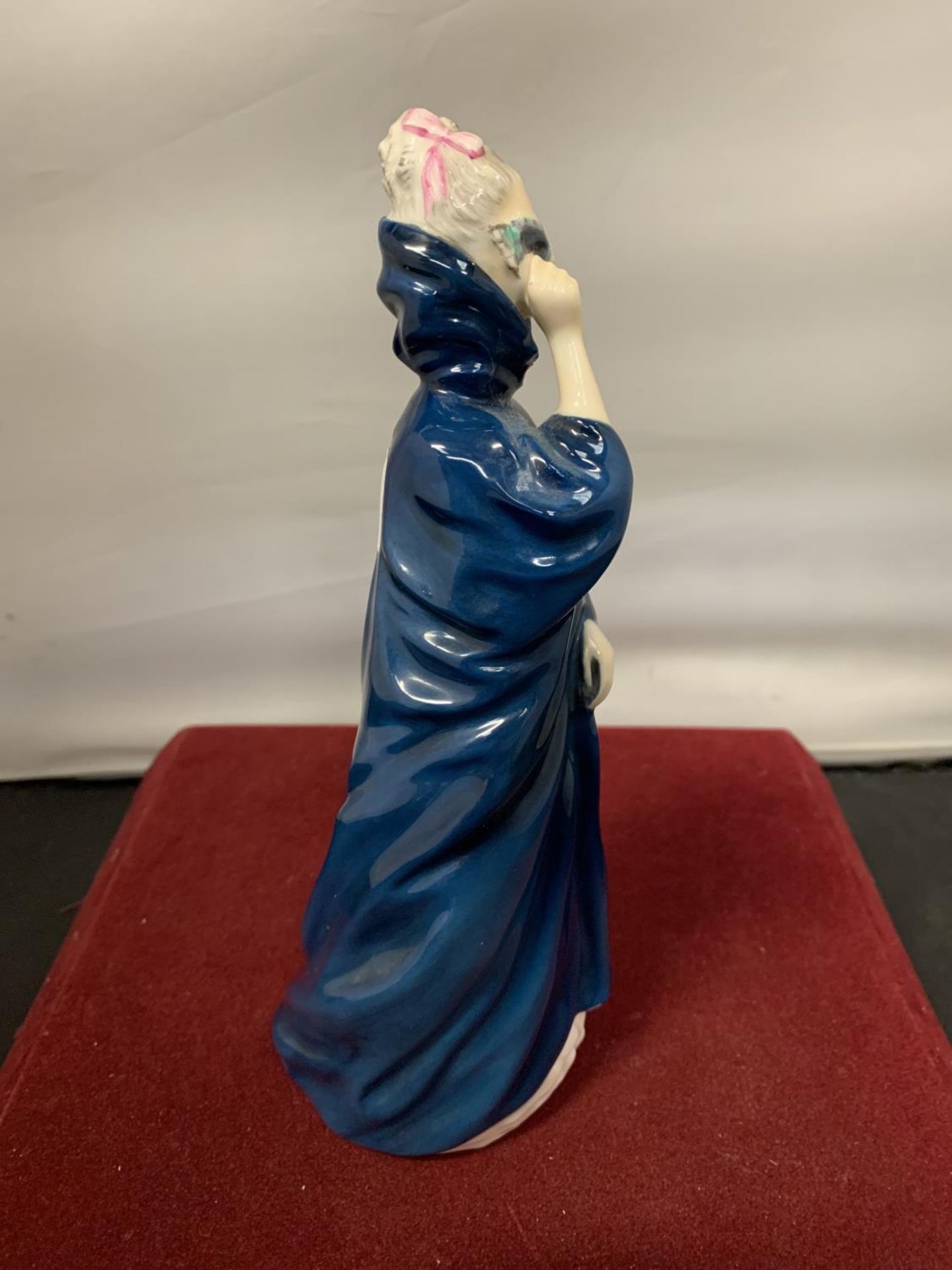 A ROYAL DOULTON FIGURINE MASQUE HN 2554 - Image 2 of 5