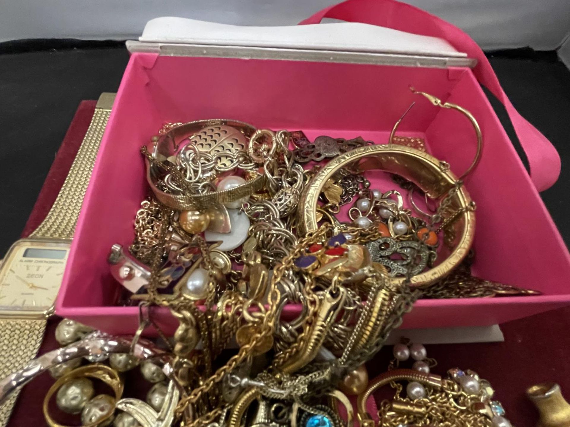 A BOX OF ASSORTED COSTUME JEWELLERY TO INCLUDE NECKLACES, WATCHES, BRACELETS ETC - Image 3 of 4