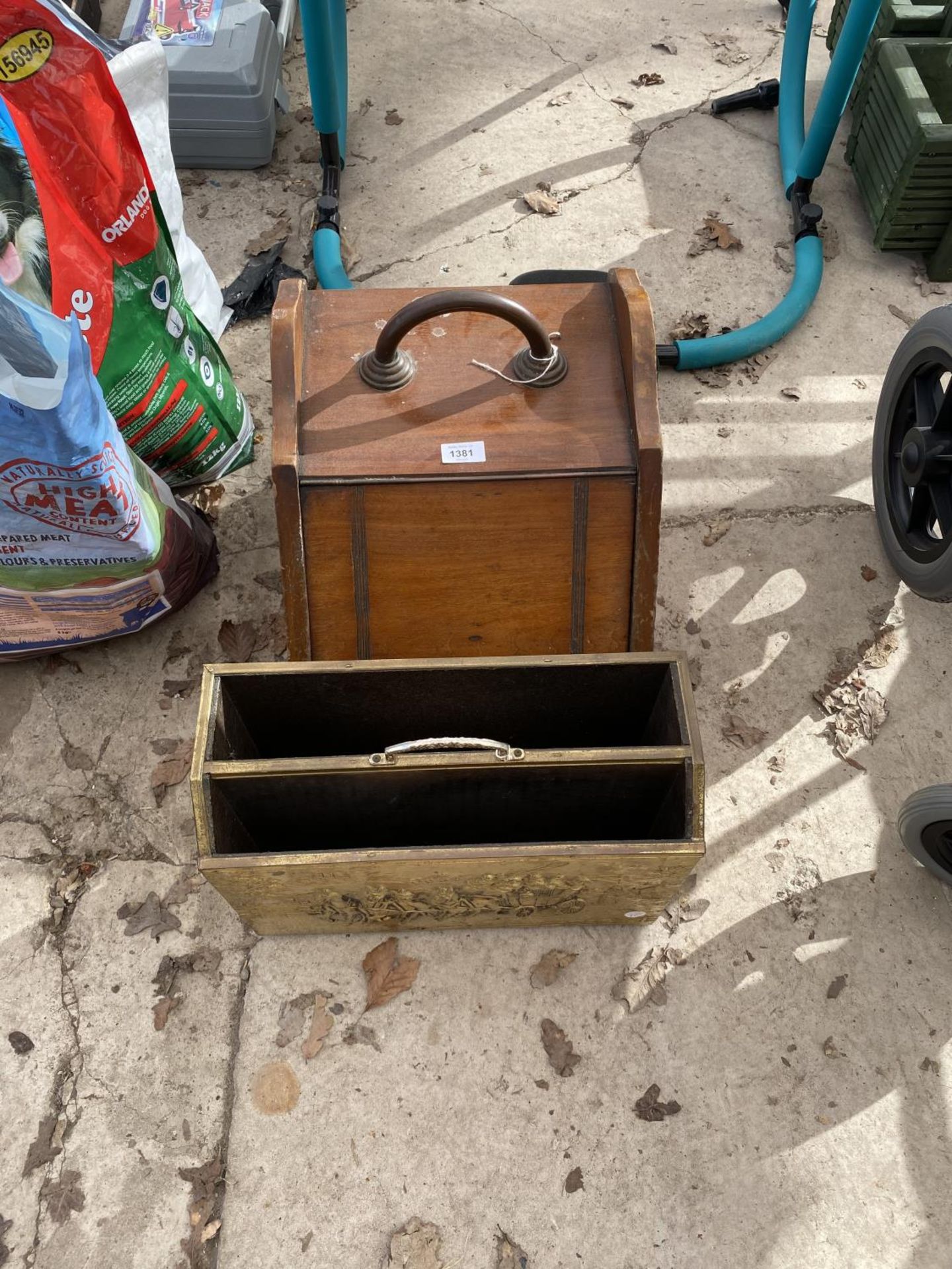 A WODDEN COAL BUCKET WITH METAL LINER AND A FURTHER DECORATIVE BRASS MAGAZINE RACK
