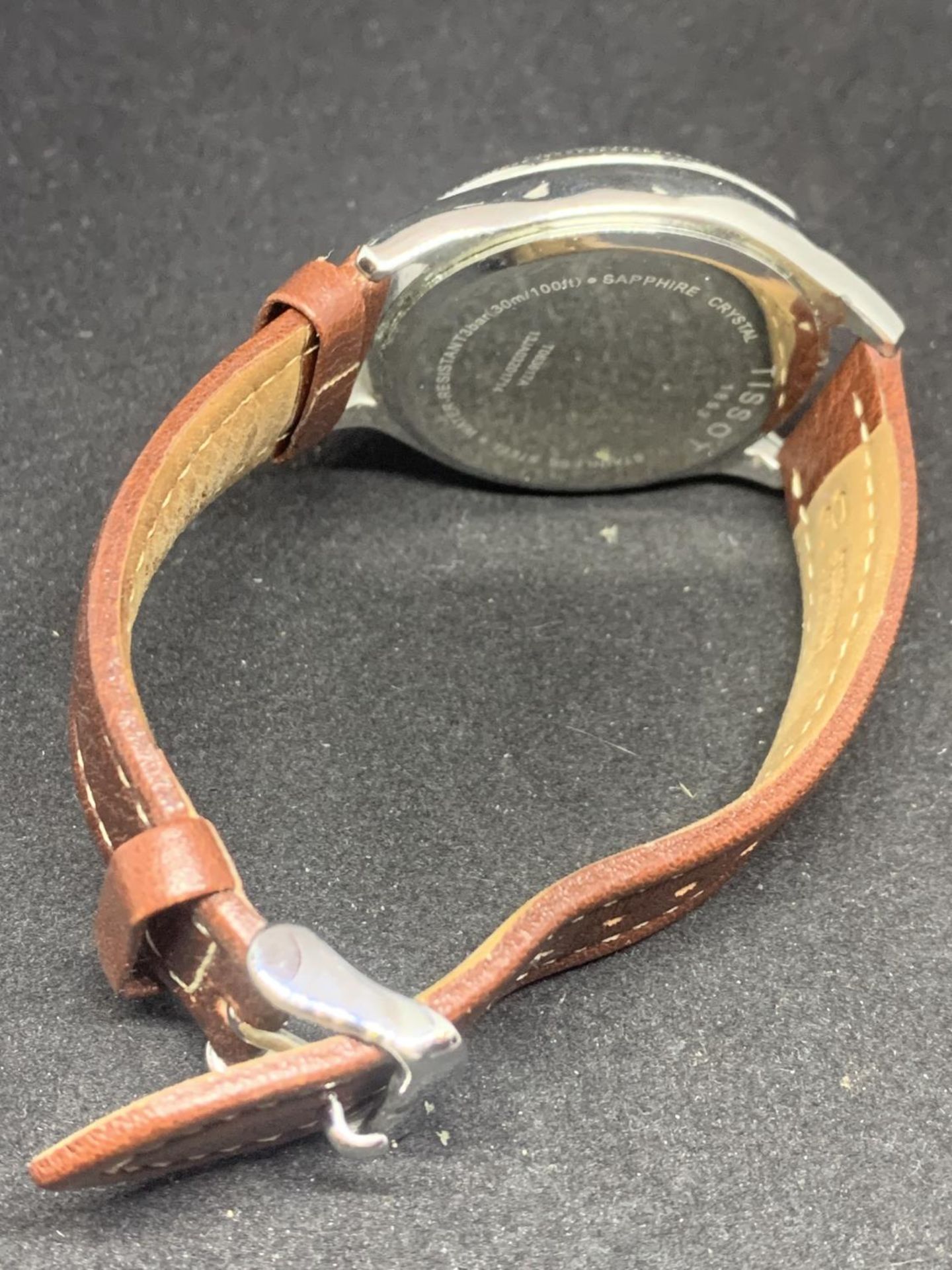 A WRISTWATCH WITH A TAN LEATHER STRAP IN WORKING ORDER - Image 4 of 4