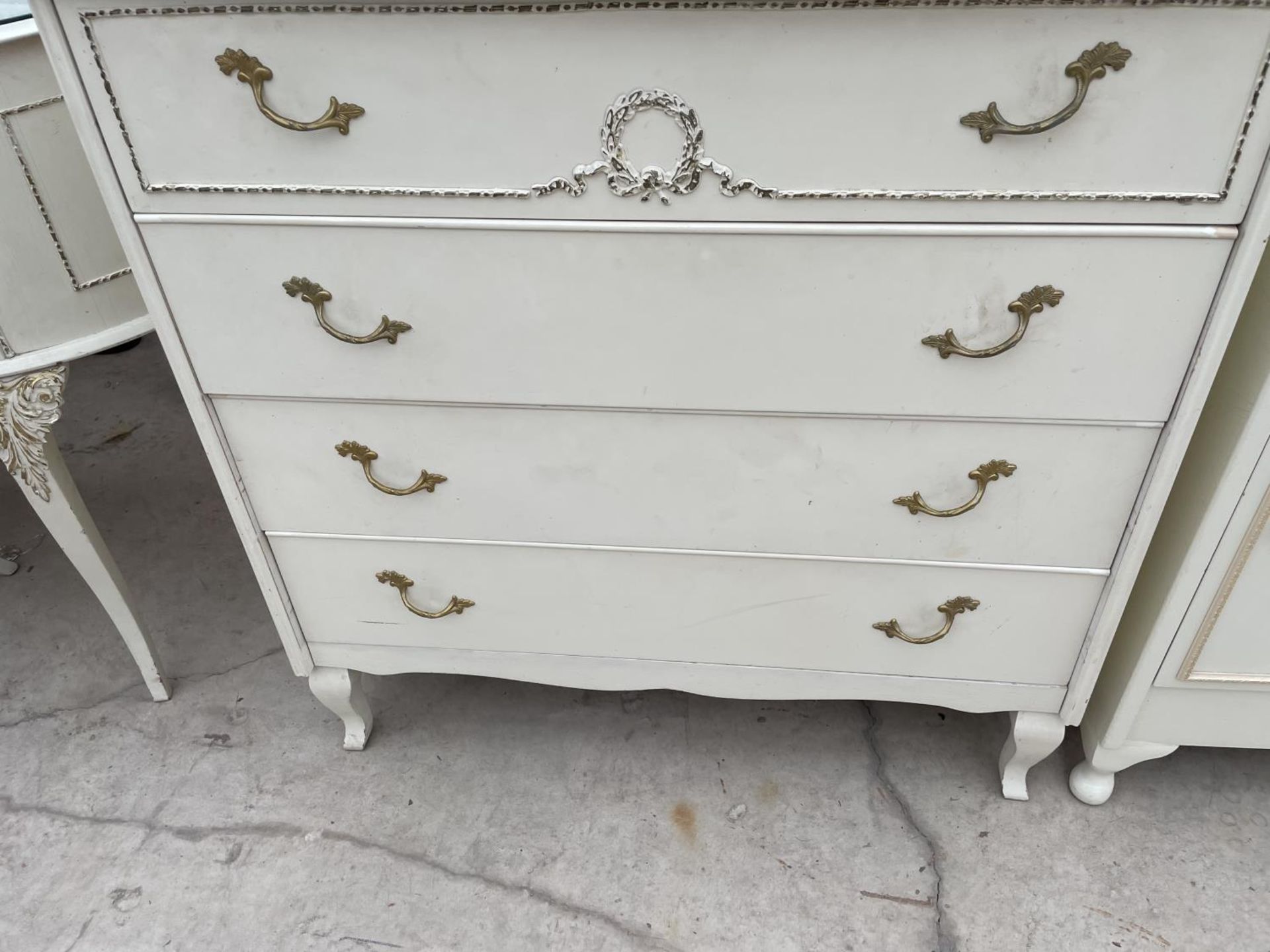 A WHITE/GILT FOUR DRAWER CHEST AND TWO SIMILAR BEDSIDE LOCKERS - Image 3 of 6