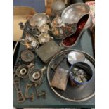 A LARGE COLLECTION OF ASSORTED METAL WARE TO INCLUDE SILVER PLATE, PEWTER, ETC