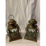 A PAIR OF VINTAGE BRASS OIL LANTERNS H: 23CM