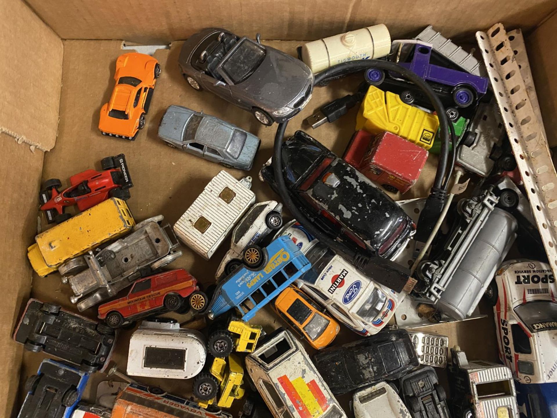 A COLLECTION OF VARIOUS DIE CAST VEHICLES TO INCLUDE MAINLY MATCHBOX - Image 4 of 4