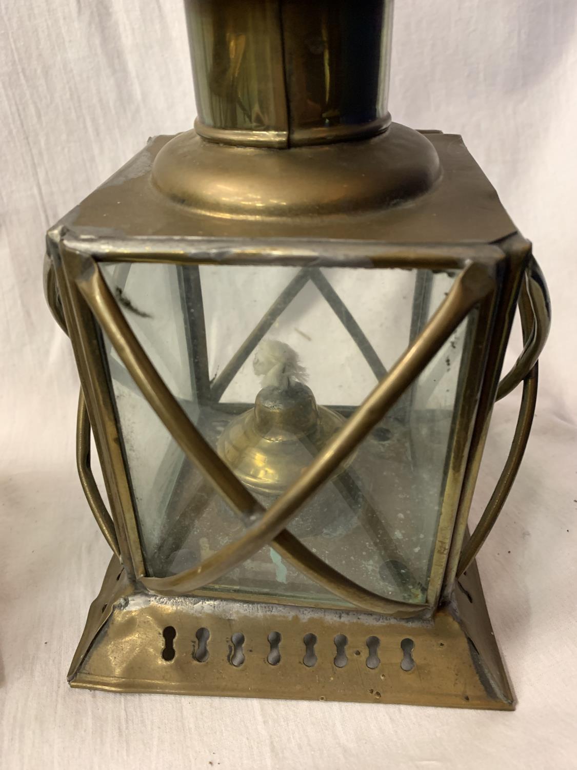 A PAIR OF VINTAGE BRASS OIL LANTERNS H: 23CM - Image 5 of 5