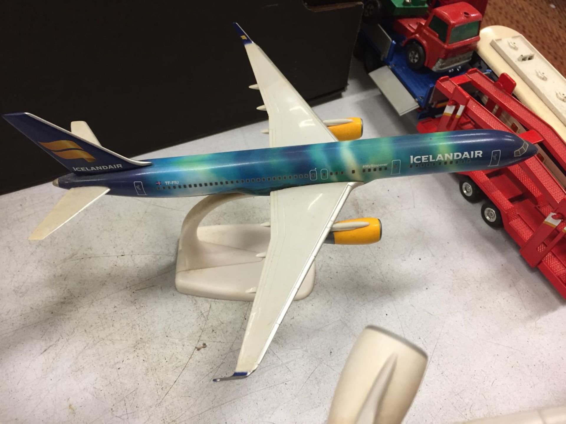 FOUR MODEL AIRPLANES WITH STANDS TO INCLUDE AN AIRBUS ETC - Image 3 of 5