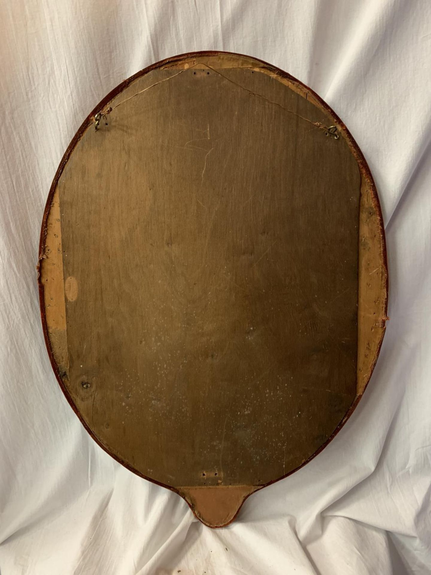 A PORTRAIT ORIENTATED VELVET FRAMED MIRROR H: 76CM - Image 5 of 5