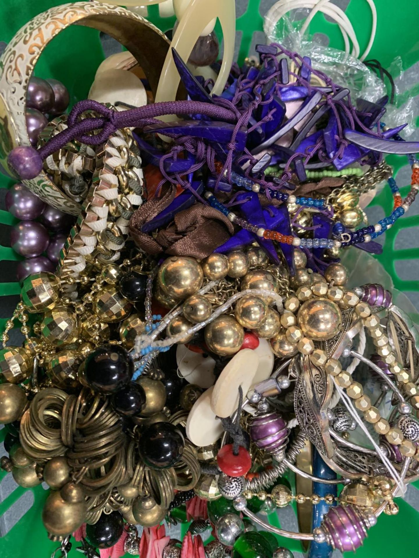 A COLLECTION OF COSTUME JEWELLERY TO INCLUDE NECKLACES, BRACELETS/BANGLES ETC - Image 4 of 5