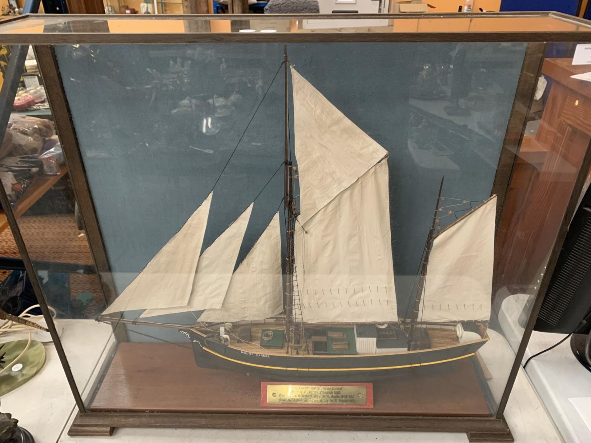 A GLASS CASED WEST COUNTRY KETCH 'MOUNT CARMEL' WITH BRASS INSCRIPTION 18CM X 67CM X 74CM - Image 3 of 3