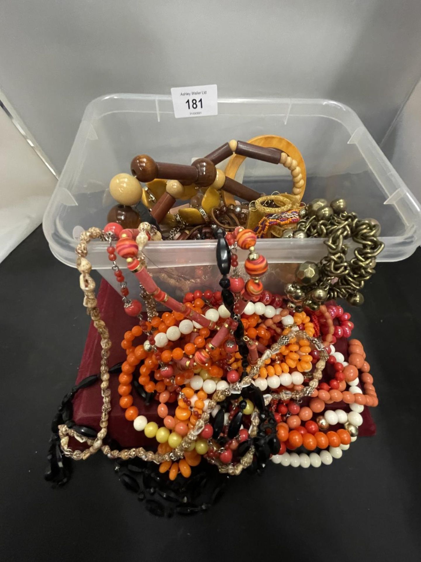 A PLASTIC CONTAINER OF COSTUME JEWELLERY TO INCLUDE MAINLY NECKLACES