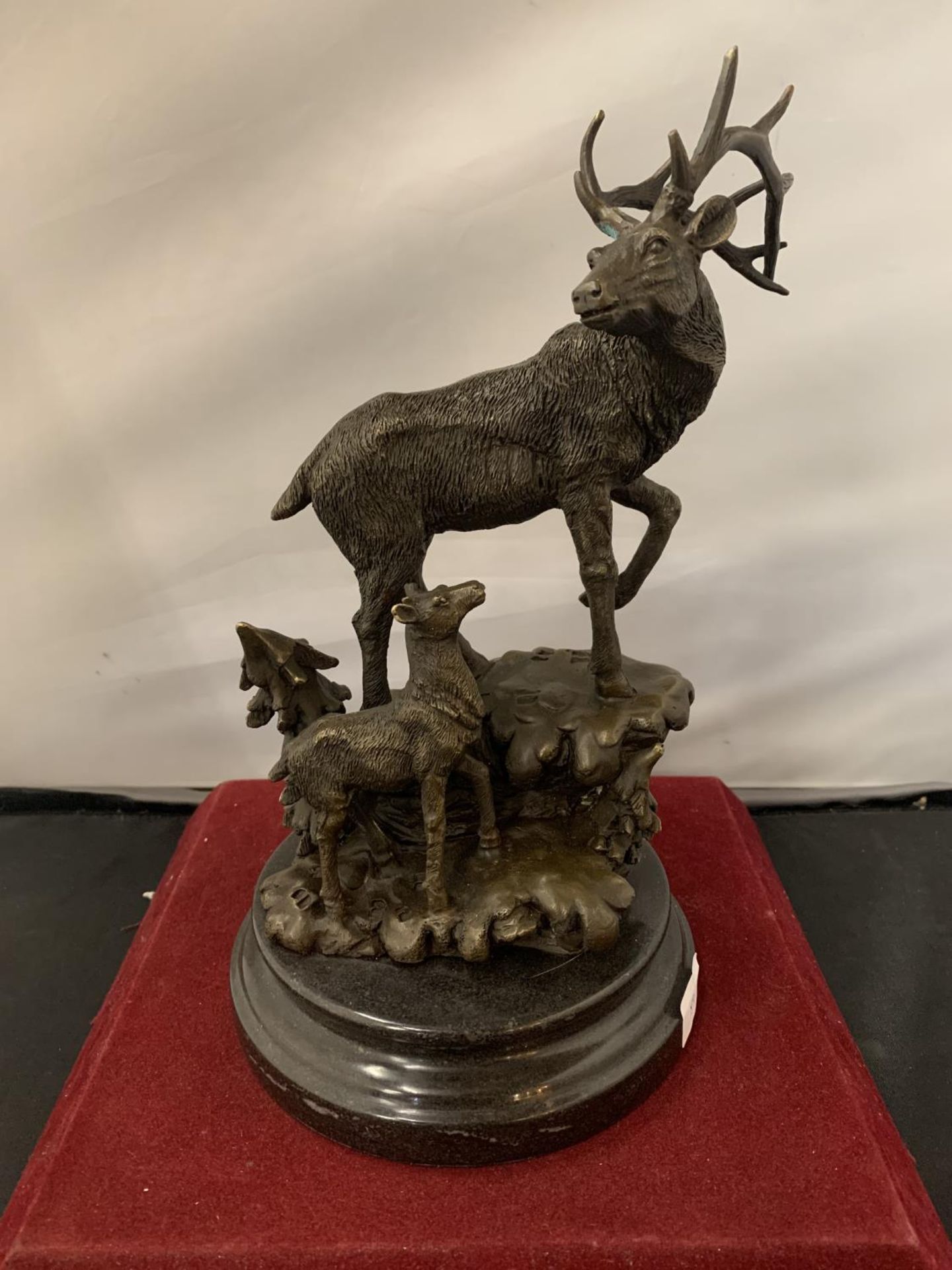 A BRONZE IN THE FORM OF A STAG AND FAWN MOUNTED ON A WOODEN BASE H:APPROXIMATELY 28CM