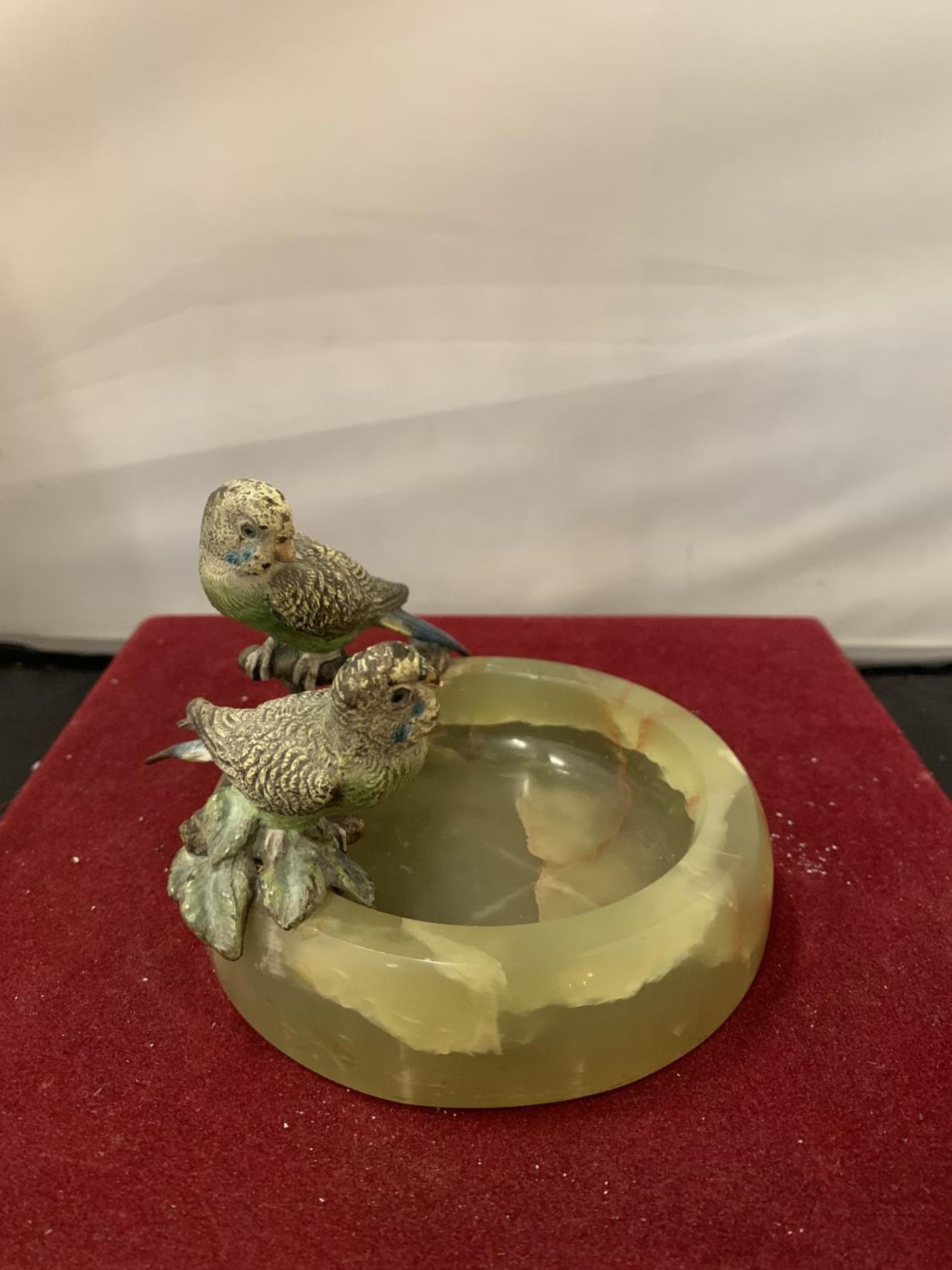 AN ONYX DISH WITH A PAIR OF COLD PAINTED BRONZE PARAKEET FIGURES D:11CM H: 9.5CM - Image 3 of 4