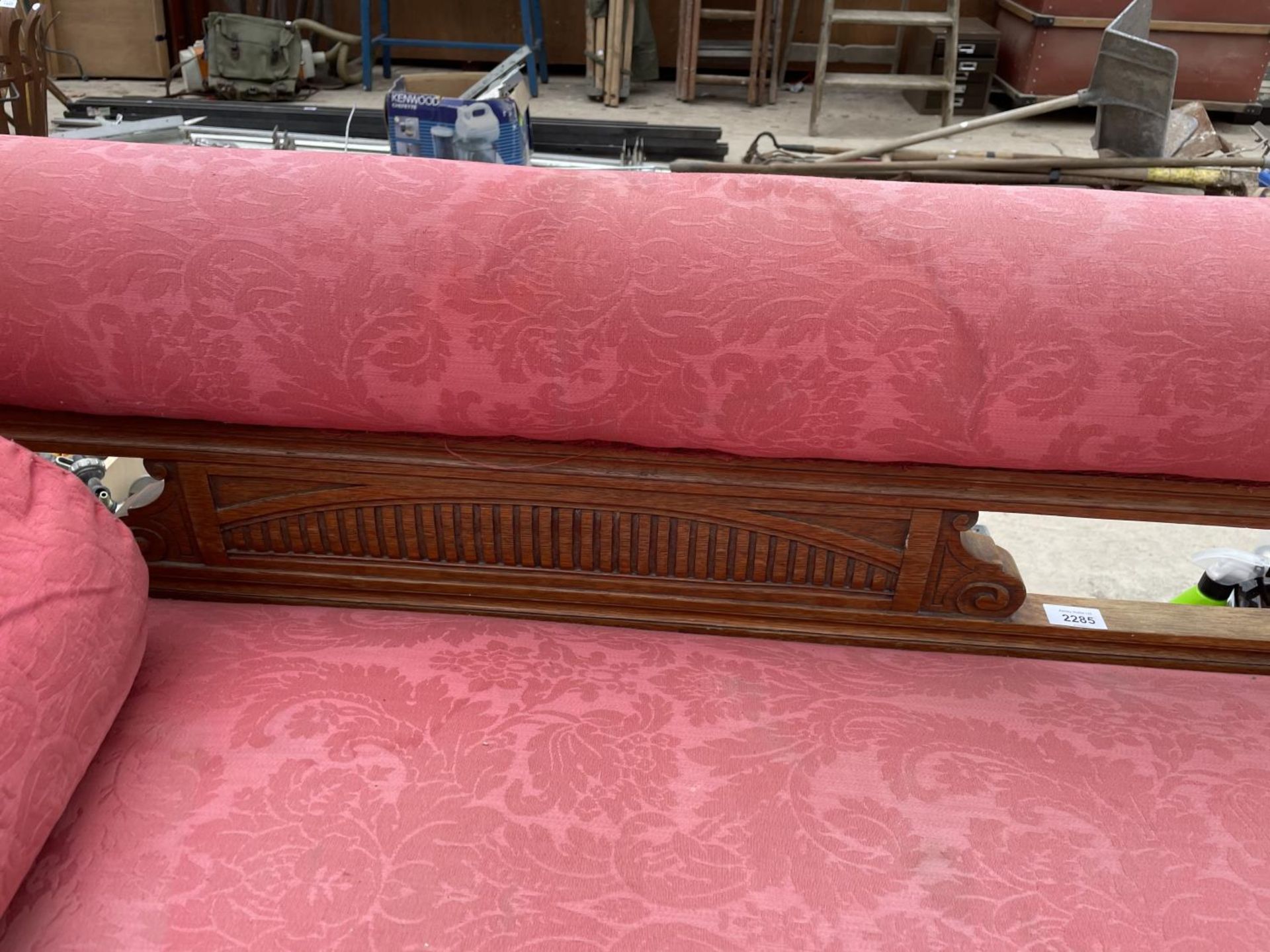 A VICTORIAN OAK FRAME CHAISE LONGUE - Image 4 of 5