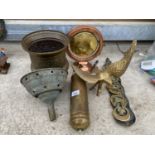 AN ASSORTMENT OF BRASS AND COPPER ITEMS TO INCLUDE HORSE BRASSES, A GONG AND A FIRE EXTINGUISHER ETC