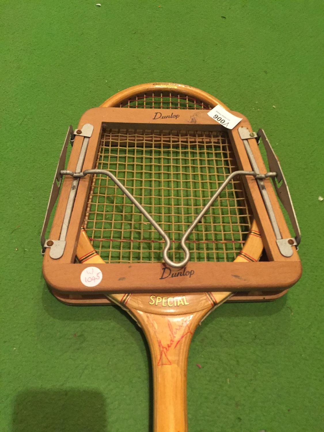 A VINTAGE SPECIAL FRED PERRY SLAZENGER PERFECT BALANCE TENNIS RACKET AND A DUNLOP RACKET STRING - Bild 2 aus 3