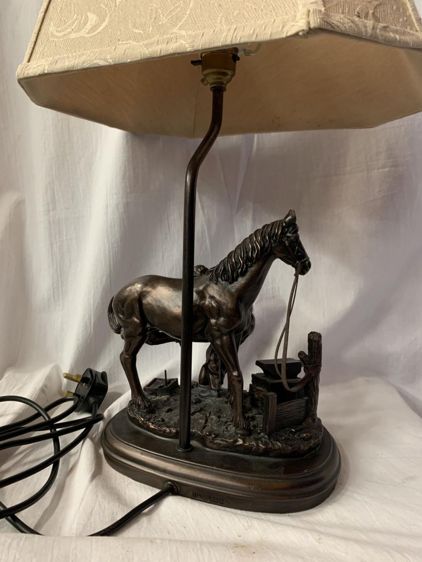 A HIGHLY DECORATIVE TABLE LAMP IN THE FORM OF A HORSE AND BLACKSMITH AT WORK H: TO BULB BASE 38CM - Image 5 of 5