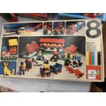 A VINTAGE '8' BASIC BOXED LEGO SET