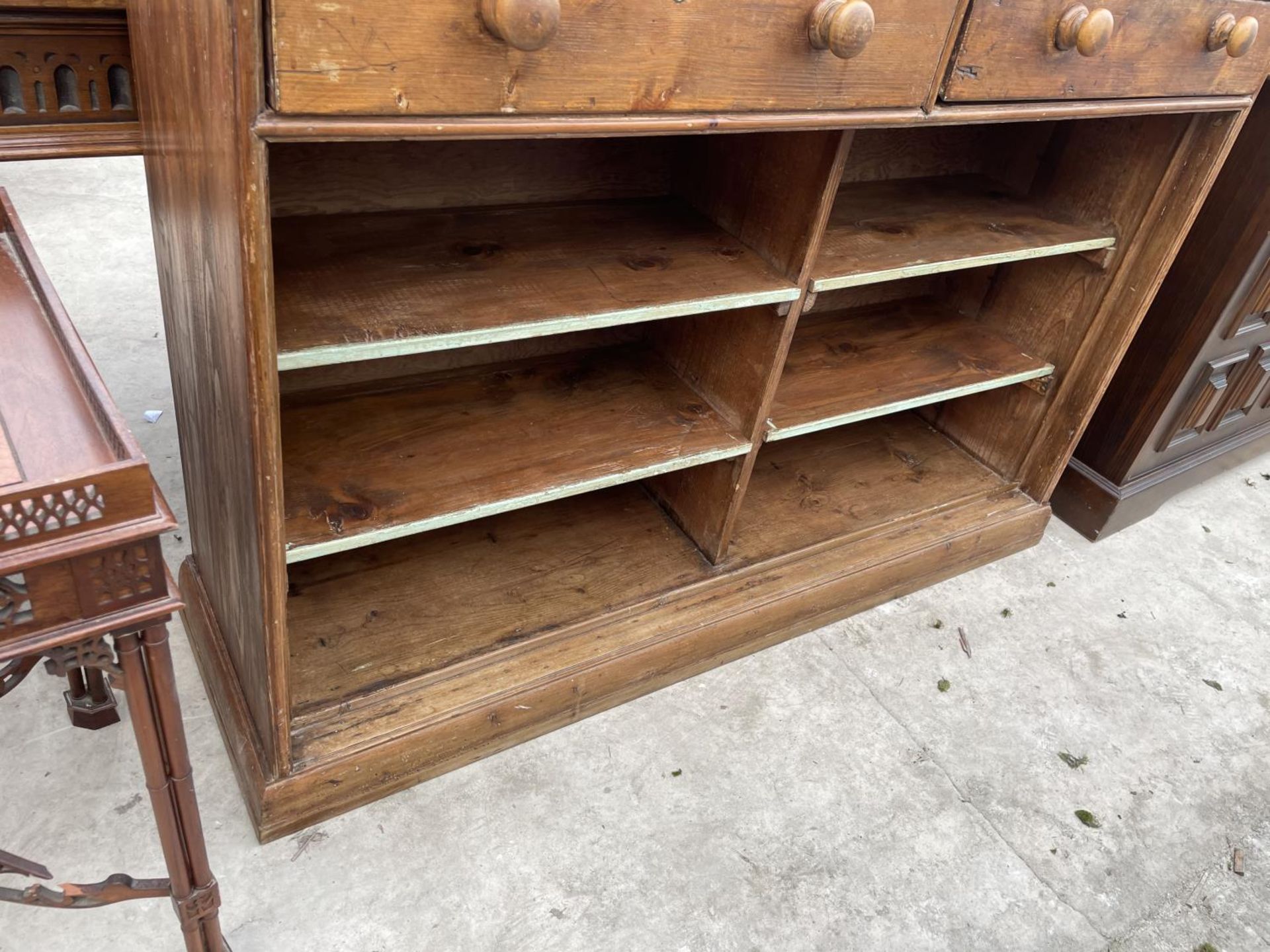 A VICGTORIAN PINE KITCHEN DRESSER WITH OPEN SHELVES TO THE TOP AND BASE, WITH TWO FRIEZE DRAWERS, - Image 4 of 5