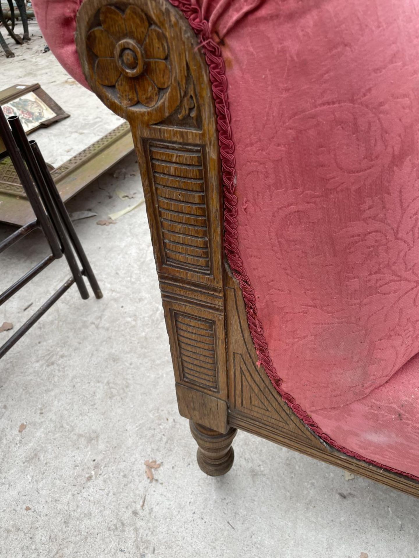 A VICTORIAN OAK FRAME CHAISE LONGUE - Image 3 of 5