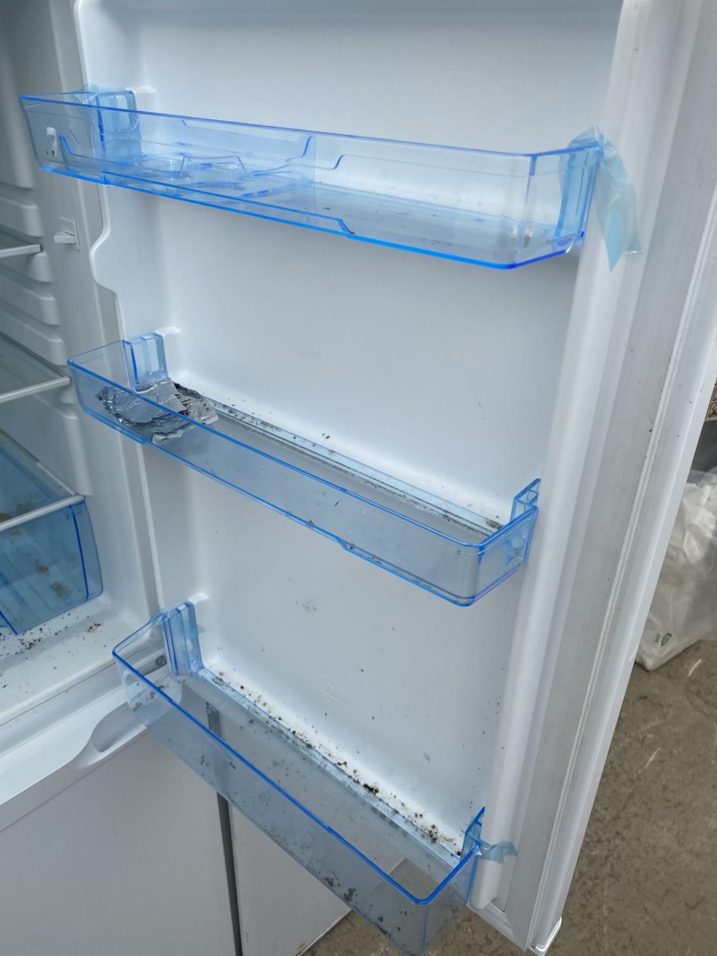 A WHITE LOGIK UPRIGHT FRIDGE FREEZER BELIEVED IN WORKING ORDER BUT NO WARRANTY - Image 4 of 5