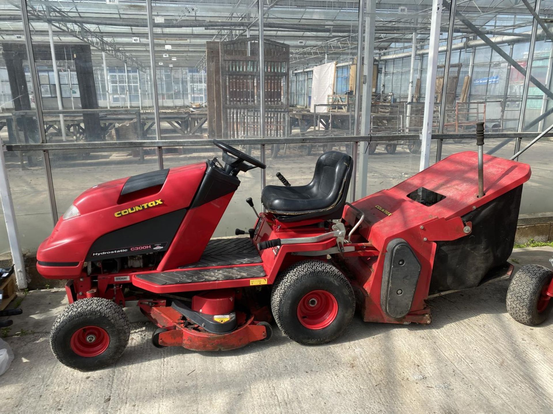 A COUNTAX HYDROSTATIC C300H RIDE ON MOWER, RUNNER - NO WARRANTY,(CUTTER NEEDS ATTENTION) NO VAT