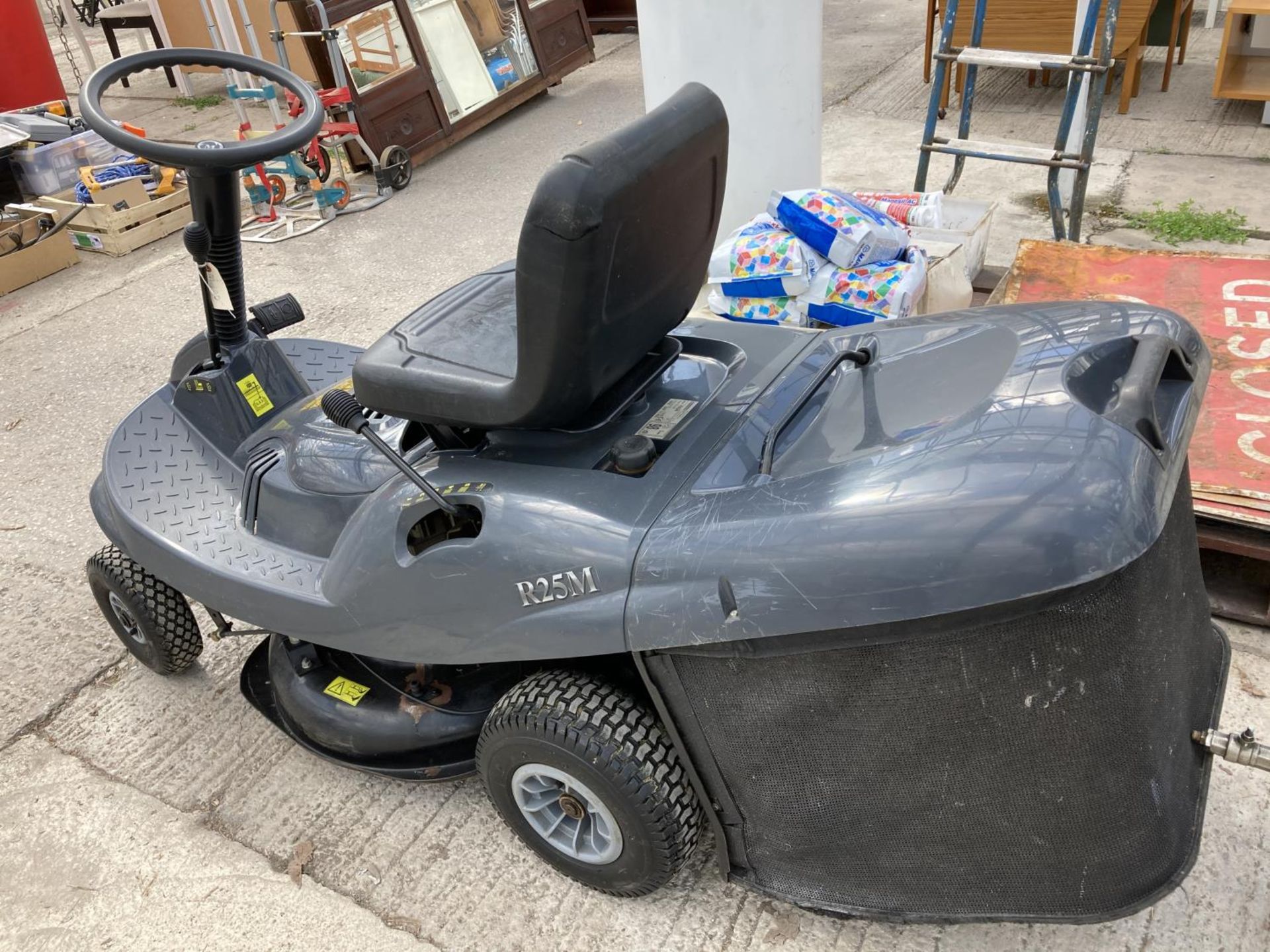 A MOUNTFIELD R25 MANUAL LAWN TRACTOR WITH ELECTRIC START AND GRASS BOX BELIEVED WORKING BUT NO - Image 2 of 2