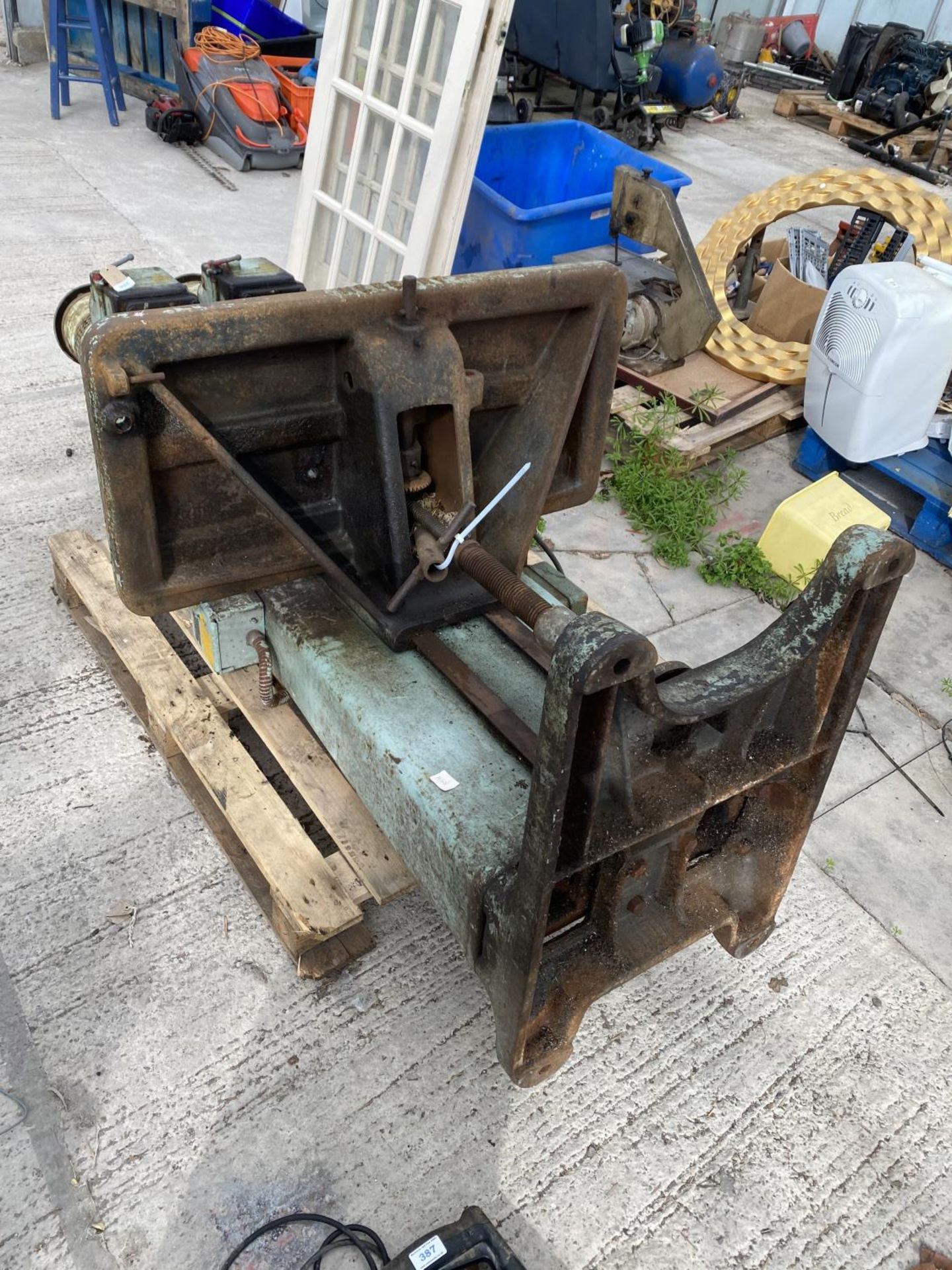 A HERBERT INDUSTRIAL PILLAR DRILL WORKING BUT NO WARRENTY+ VAT - Image 5 of 6