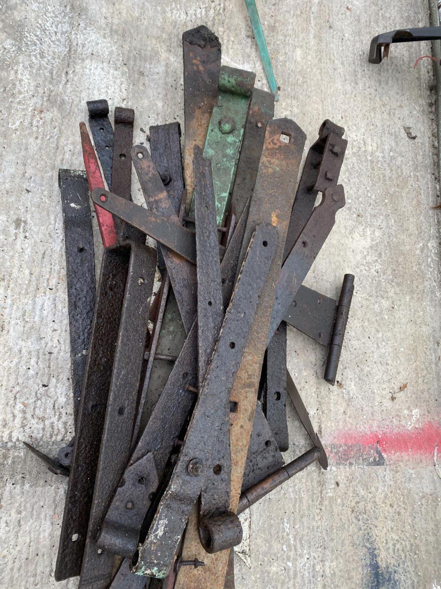 A QUANTITY OF HINGES - NO VAT - Image 4 of 4